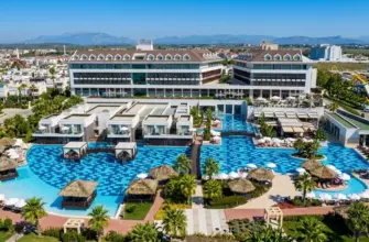 Современный фасад отеля TUI Blue Maviss 5* в Белеке с видом на бассейны и аквапарк