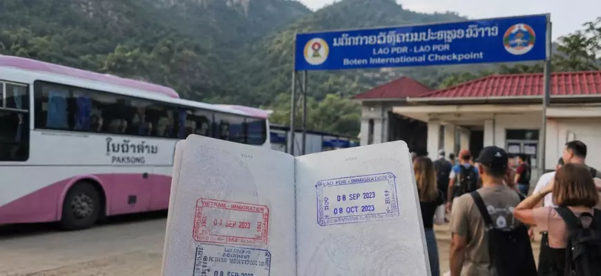 Туристы пересекают границу Вьетнама и Лаоса, паспорта со штампами, автобус на фоне гор, реалистичное фото